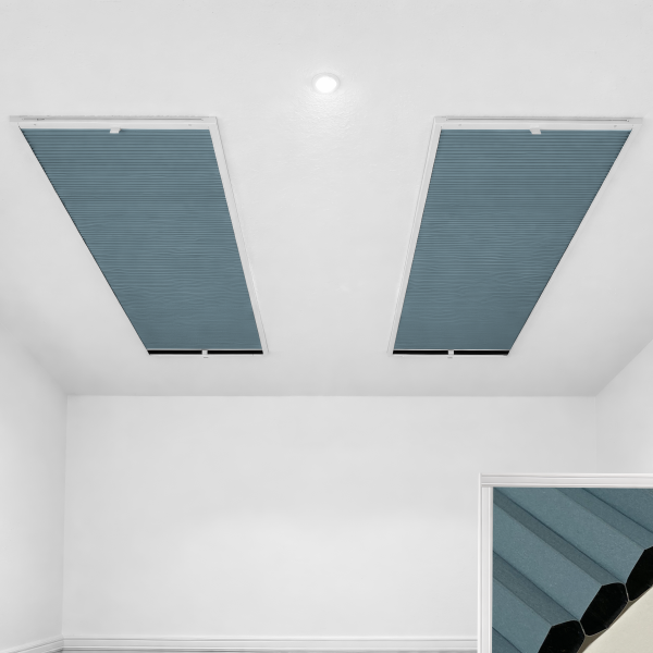 Dachfenster- Insektenschutz Plissee Blau-Grau Blackout